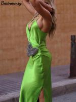 فستان نسائي أخضر مثير بفتحة رقبة على شكل V فستان نسائي بدون أكمام ذو فتحة جانبية مطوي موضة صيف 2022 فستان حفلات نسائي ضيق